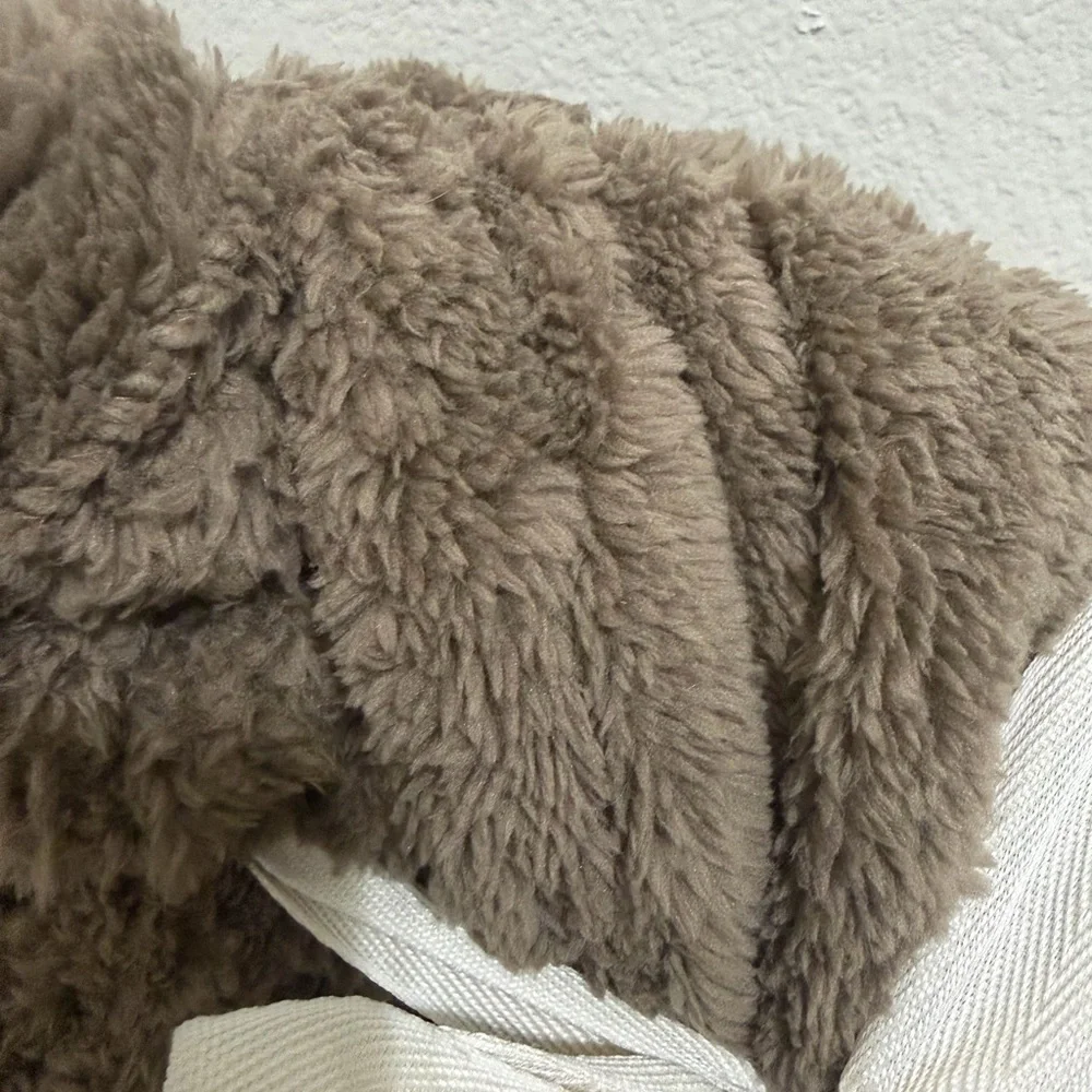 NWT Berkshire Cozy Brown Wearable Throw